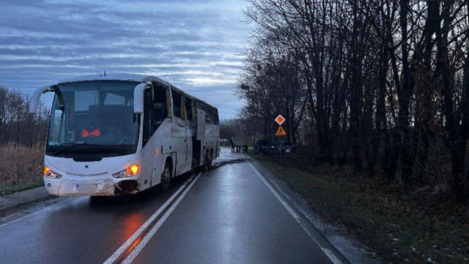 u polshhi rejsovij avtobus zd197xav z dorogi i zitknuvsya z legkovim avtomobilem 67807a75884d8 У Польщі рейсовий автобус з'їхав з дороги і зіткнувся з легковим автомобілем