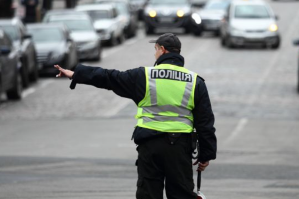 u rivnomu oshtrafuvali vodiya yakij ne zupinivsya pid chas xvilini movchannya 679c275458324 У Рівному оштрафували водія, який не зупинився під час хвилини мовчання