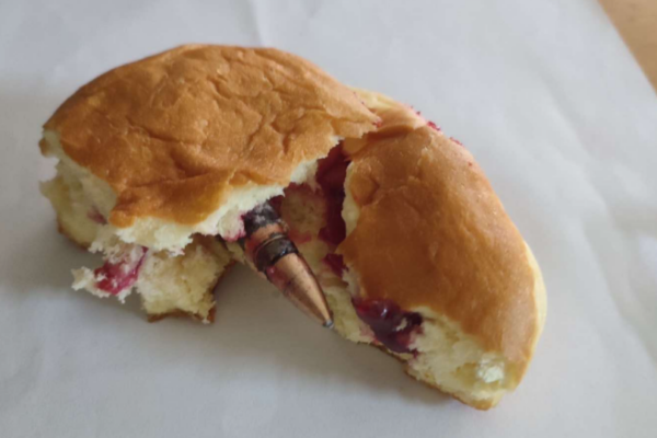 v odnomu iz supermarketiv ivano frankivska kupili ponchik iz navchalnim patronom foto 6789b33142711 В одному із супермаркетів Івано-Франківська купили пончик із навчальним патроном, фото