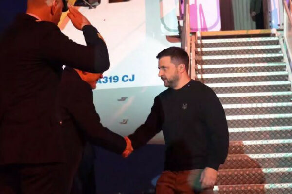 zelenskij pribuv do italid197 na zustrich iz glavoyu uryadu meloni i prezidentom matarelloyu video 6780718adf17a Зеленський прибув до Італії на зустріч із главою уряду Мелоні і президентом Матареллою, відео