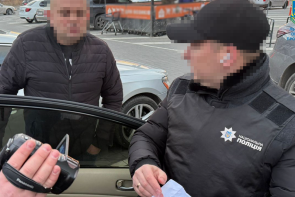 12 tisyach dolariv za peretin kordonu u lvovi cholovik nalagodiv sxemu nelegalnogo vid197zdu 67aea0bb72e59 12 тисяч доларів за перетин кордону — у Львові чоловік налагодив схему нелегального виїзду