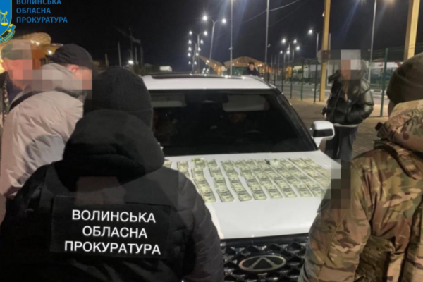 20 тисяч доларів за перетин кордону у схованці автобуса — на Волині ділки придумали схему переправлення чоловіків 20 tisyach dolariv za peretin kordonu u sxovanci avtobusa na volini dilki pridumali sxemu perepravlennya cholovikiv 67a56158b00f5 20 тисяч доларів за перетин кордону у схованці автобуса — на Волині ділки придумали схему переправлення чоловіків