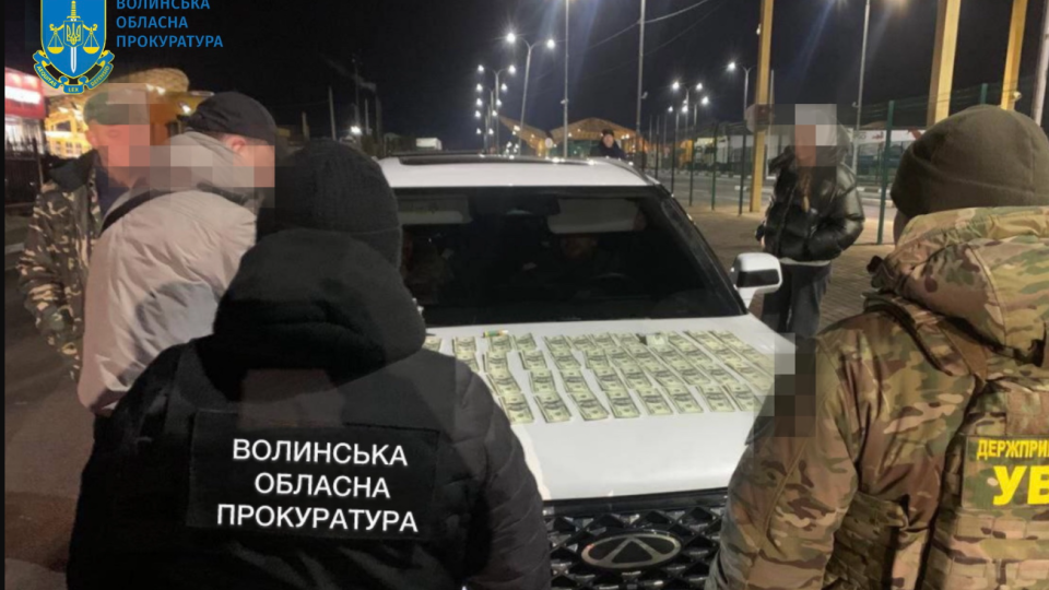 20 tisyach dolariv za peretin kordonu u sxovanci avtobusa na volini dilki pridumali sxemu perepravlennya cholovikiv 67a56158b00f5 20 тисяч доларів за перетин кордону у схованці автобуса — на Волині ділки придумали схему переправлення чоловіків