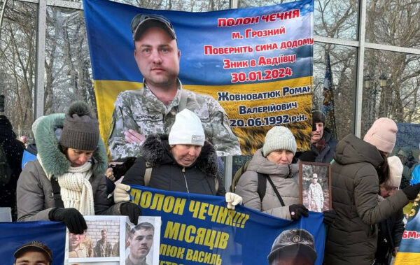 bilya verxovnod197 radi u kiyevi proxodit akciya na pidtrimku vijskovopolonenix foto 67ae9f5b07dc3 Біля Верховної Ради у Києві проходить акція на підтримку військовополонених, фото