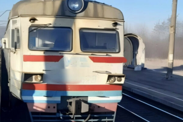 na kid197vshhini potyag zbiv 20 richnu divchinu yaka jshla po zaliznichnix koliyax v navushnikax 67c10f48cce27 На Київщині потяг збив 20-річну дівчину, яка йшла по залізничних коліях в навушниках