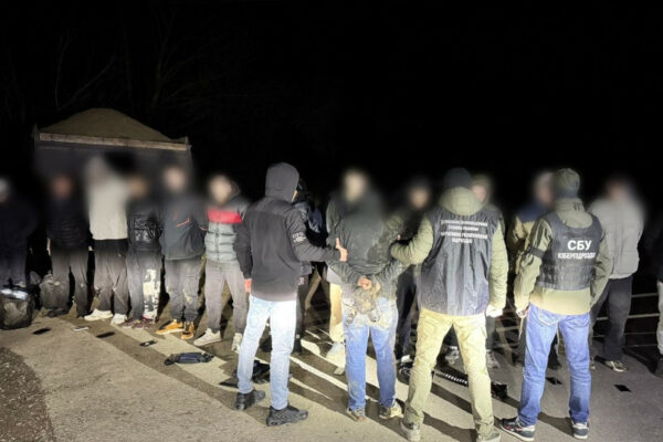 na zakarpatti 13 cholovikiv namagalisya peretnuti kordon u kamazi sxovavshis pid sharom pisku 67a562621d41f На Закарпатті 13 чоловіків намагалися перетнути кордон у «КАМАЗі», сховавшись під шаром піску