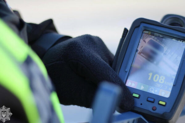 patrulni u kiyevi z priladom trucam fiksuyut porushnikiv pdr de vimiryuyut shvidkist 67b7d7903b2f5 Патрульні у Києві з приладом TruCam фіксують порушників ПДР – де вимірюють швидкість