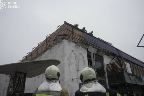 poshkodzhenij cherez obstril mcdonalds bilya stancid197 metro lukyanivska vidnoviv robotu 67ae95c88e355 Пошкоджений через обстріл McDonald’s біля станції метро «Лук’янівська» відновив роботу