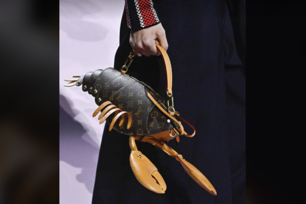 sumka lobster za 18 tisyach yevro louis vuitton zdivuvav novim aksesuarom foto 67a5632438e60 Сумка-лобстер за 18 тисяч євро — Louis Vuitton здивував новим аксесуаром, фото