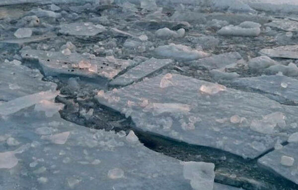 u kiyevi cholovik zad197xav mashinoyu na dnipro i vona provalilasya pid lid video 67b7d41bc0ead У Києві чоловік заїхав машиною на Дніпро і вона провалилася під лід, відео