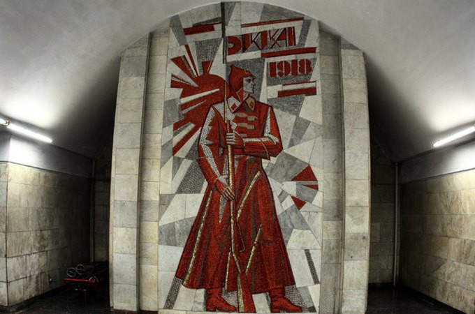 u kiyevi na stancid197 metro palac ukrad197na demontuyut mozad197ku ta simvoli radyanskod197 У Києві на станції метро Палац «Україна» демонтують мозаїку та символи радянської епохи