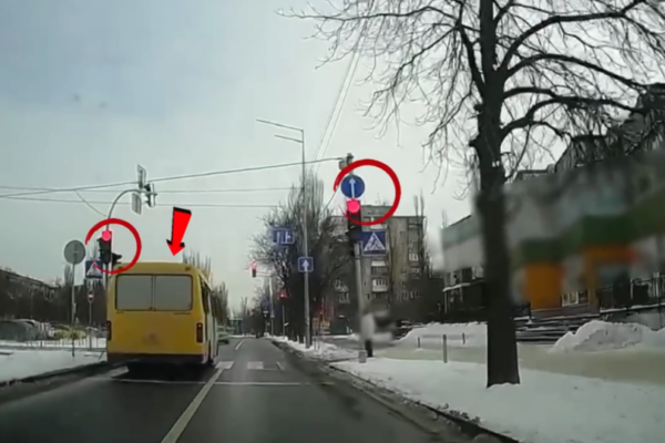 u kiyevi oshtrafuvali vodiya marshrutki yakij d197xav na chervonij signal svitlofora video 67b7d125867ee У Києві оштрафували водія маршрутки, який їхав на червоний сигнал світлофора – відео