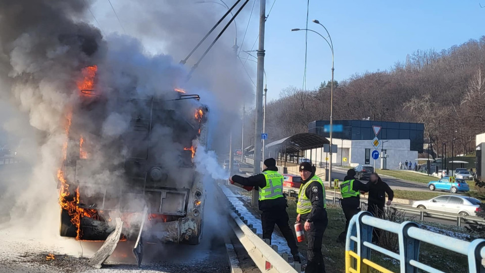 u kiyevi pid chas ruxu z pasazhirami zagorivsya trolejbus foto 67ae9d3647321 У Києві під час руху з пасажирами загорівся тролейбус, фото