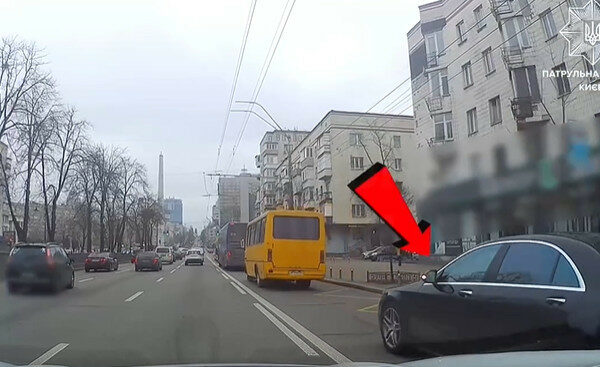u kiyevi pokarali vodiya elitnogo mercedes yakij prod197xavsya smugoyu dlya marshrutnix transportnix zasobiv 67aea0a51e076 У Києві покарали водія елітного Mercedes, який проїхався смугою для маршрутних транспортних засобів