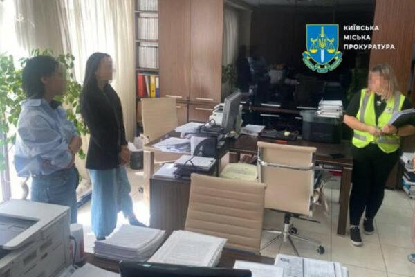 u kiyevi suditimut pomichnicyu privatnogo notariusa yaka zasvidchuvali dokumenti koli ta bula za kordonom 67b7da84a359e У Києві судитимуть помічницю приватного нотаріуса, яка засвідчували документи, коли та була за кордоном