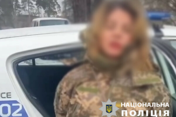 u kiyevi vodijka u vijskovij formi blokuvala rozpodilchij centr i nad197xala na policejskogo 67a5620869dc3 У Києві водійка у військовій формі блокувала розподільчий центр і наїхала на поліцейського