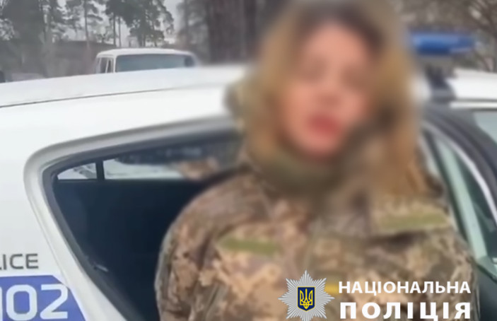 u kiyevi vodijka u vijskovij formi blokuvala rozpodilchij centr i nad197xala na policejskogo 67a5620869dc3 У Києві водійка у військовій формі блокувала розподільчий центр і наїхала на поліцейського