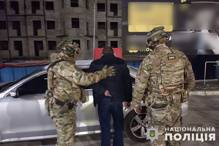 u ternopoli zatrimali zlovmisnika yakij napav na zhinku ta vidibrav u ned197 80 tisyach griven 67ae9d76dcbe6 У Тернополі затримали зловмисника, який напав на жінку та відібрав у неї 80 тисяч гривень