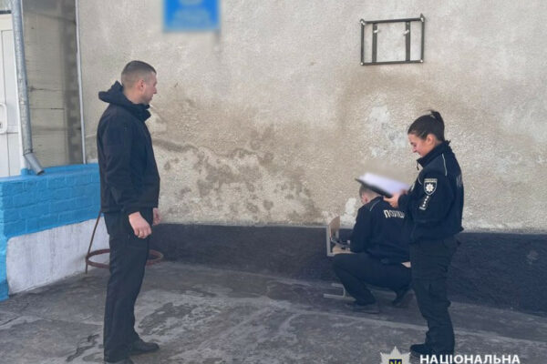 na odeshhini nevidomi poshkodili pamyatnu doshku zagiblomu vijskovosluzhbovcyu 67ca456425419 На Одещині невідомі пошкодили пам'ятну дошку загиблому військовослужбовцю