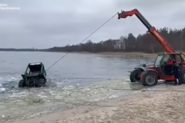 na rivnenshhini traktor razom z vodiyem provalivsya pid lid 67ca52726f755 На Рівненщині трактор разом з водієм провалився під лід