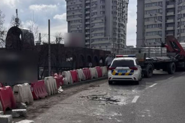 u kiyevi pokarali vodiya vantazhivki z yakod197 vipali na dorogu betonni bloki foto 67ca40b154398 У Києві покарали водія вантажівки, з якої випали на дорогу бетонні блоки — фото