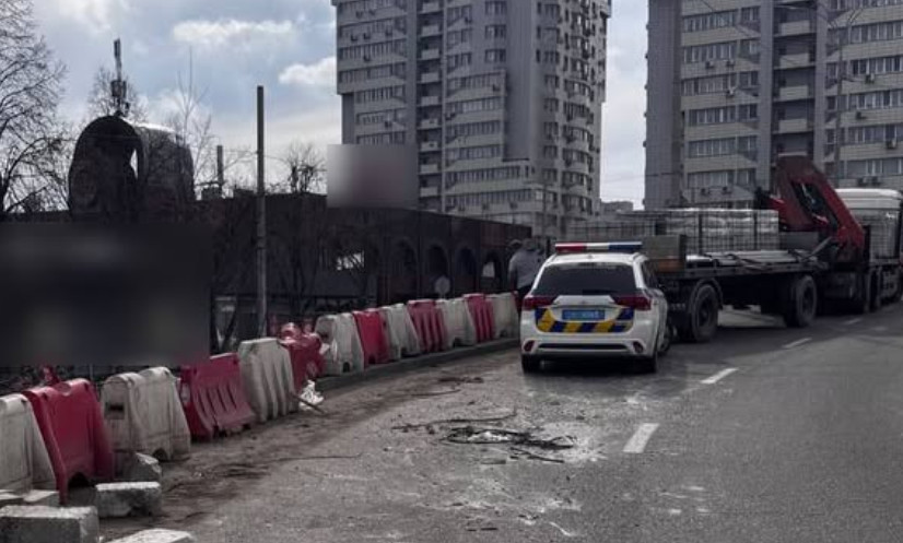 u kiyevi pokarali vodiya vantazhivki z yakod197 vipali na dorogu betonni bloki foto 67ca40b154398 У Києві покарали водія вантажівки, з якої випали на дорогу бетонні блоки — фото