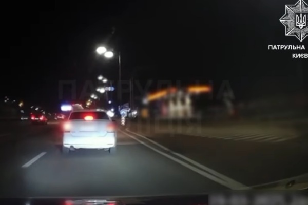 u kiyevi vodij katavsya mistom z perevernutim nomernim znakom video 67dcb78b31e4d У Києві водій катався містом з перевернутим номерним знаком – відео