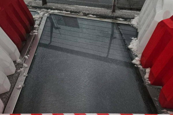 u kmda zayavili shho ne zaminyat sklo na mostu klichka do stabilnod197 plyusovod197 temperaturi 67ca4e5501ef0 У КМДА заявили, що не замінять скло на мосту Кличка до стабільної плюсової температури