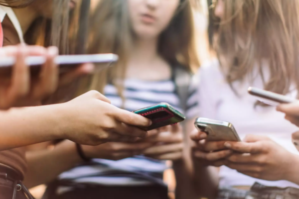 pryami efiri v instagram mozhna provoditi tilki z dozvolu batkiv novi pravila dlya pidlitkiv 67f5aaf5ad1c9 Прямі ефіри в Instagram можна проводити тільки з дозволу батьків — нові правила для підлітків