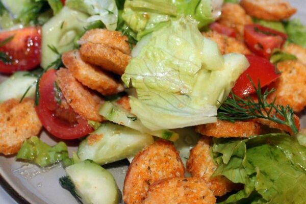 recepti smachnij apetitnij salat iz suxarikami 67f8650b630fa Рецепти: Смачний апетитний салат із сухариками
