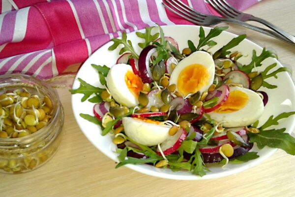 recepti smachnij pozhivnij salat iz prorostkami sochevici 67f864f567cc0 Рецепти: Смачний поживний салат із проростками сочевиці