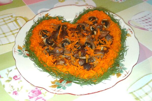 recepti smachnij sitnij domashnij salat iz kuryachix serdechok 680ad9f4661d8 Рецепти: Смачний ситний домашній салат із курячих сердечок