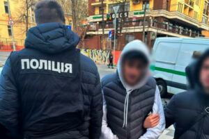 u kiyevi zatrimali dvox cholovikiv za vchinennya grabezhu pid privodom obminu valyut 68115abcbbf93 У Києві затримали двох чоловіків за вчинення грабежу під приводом обміну валют