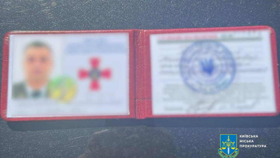 u kiyevi zatrimali shaxraya shho prodavav fejkove posvidchennya gur za 5000 68115a806abaa У Києві затримали шахрая, що продавав фейкове посвідчення ГУР за $5000