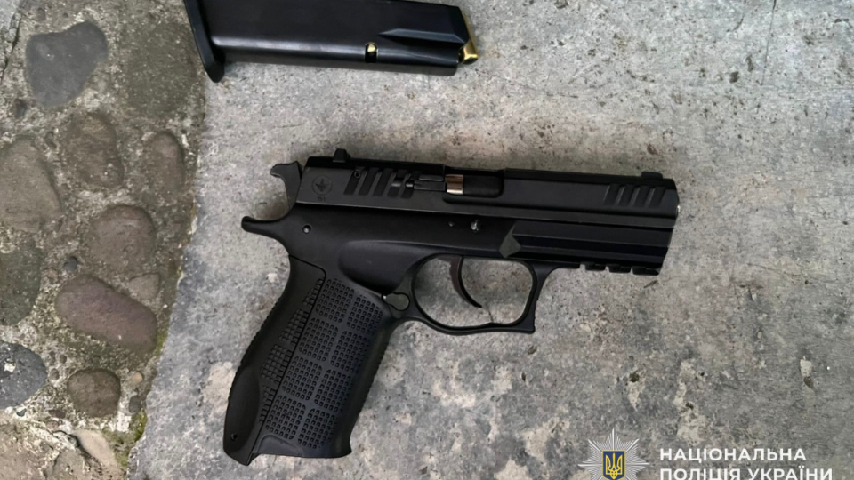 na zakarpatti cholovik pidstreliv susida v xodi konfliktu cherez parkan 6836442a85039 На Закарпатті чоловік підстрелив сусіда в ході конфлікту через паркан
