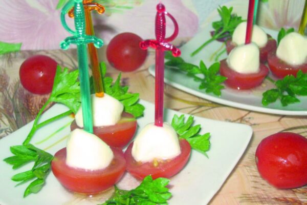 recepti smachna zakuska kapreze na shpazhkax 6826899ce4755 Рецепти: Смачна закуска - капрезе на шпажках
