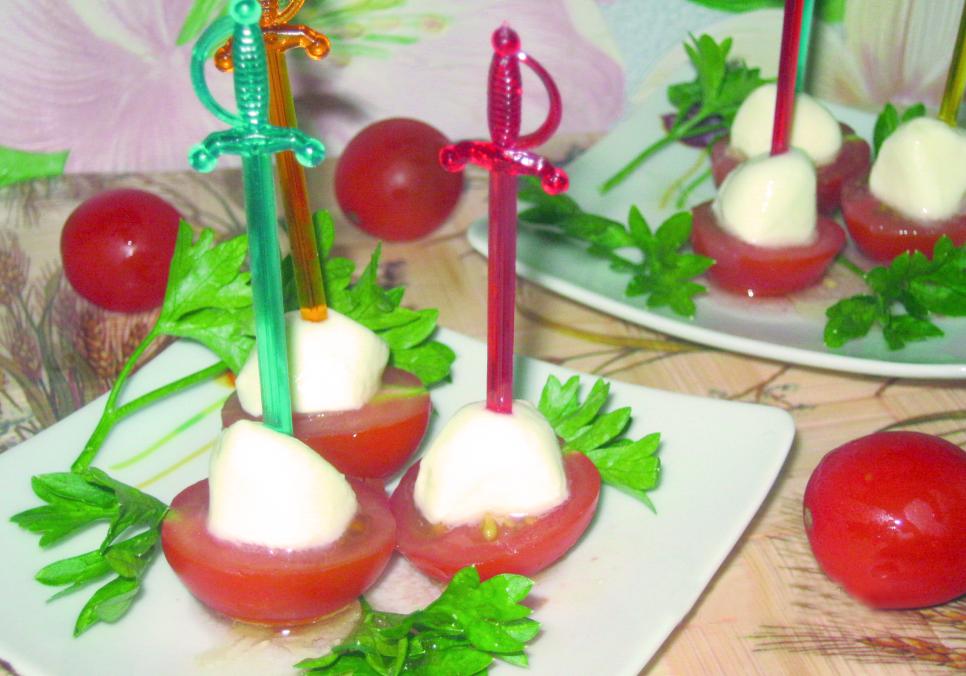 recepti smachna zakuska kapreze na Рецепти: Смачна закуска - капрезе на шпажках