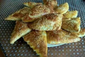 recepti smachni domashni pirizhechki z gribnoyu nachinkoyu 6814147fda905 Рецепти: Смачні домашні пиріжечки з грибною начинкою