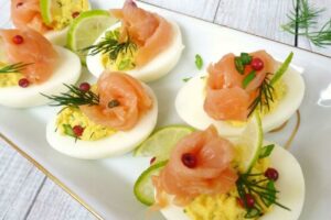 recepti smachni farshirovani yajcya iz lososem 6838fea8517c3 Рецепти: Смачні фаршировані яйця із лососем