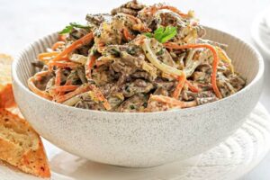 recepti smachnij domashnij salat svyatkovij 681d4f0496845 Рецепти: Смачний домашній салат «Святковий»