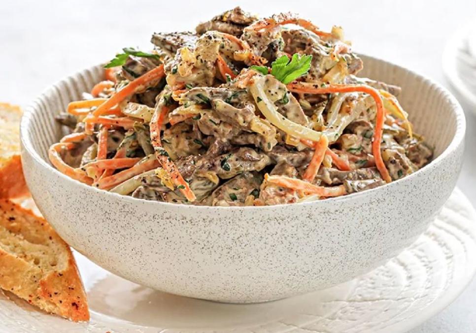 recepti smachnij domashnij salat svyatkovij 681d4f0496845 Рецепти: Смачний домашній салат «Святковий»