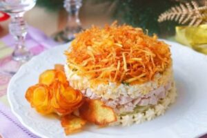 recepti smachnij domashnij salat svyatkovij 6826898c40674 Рецепти: Смачний домашній салат «Святковий»