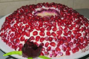 recepti smachnij domashnij svyatkovij salat granatovij braslet 6814148b6a221 Рецепти: Смачний домашній святковий салат «Гранатовий браслет»