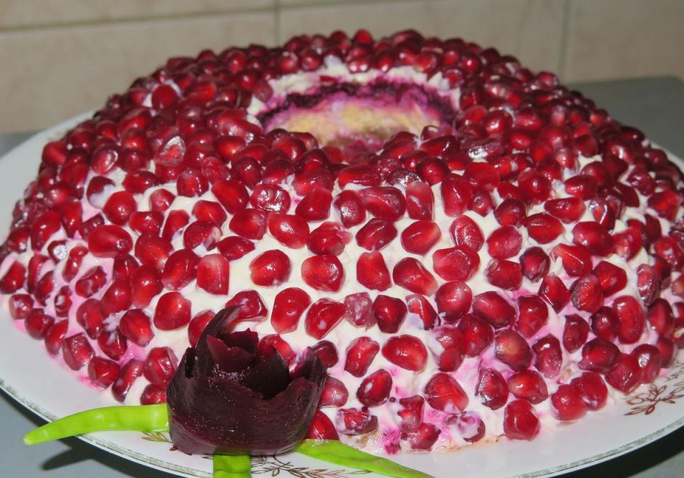 recepti smachnij domashnij svyatkovij salat granatovij braslet 6814148b6a221 Рецепти: Смачний домашній святковий салат «Гранатовий браслет»
