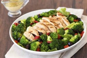 recepti smachnij gostrij salat z kurkoyu ta brokoli 682fc3ebae4e6 Рецепти: Смачний гострий салат з куркою та броколі