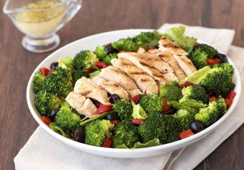 recepti smachnij gostrij salat z kurkoyu ta brokoli 682fc3ebae4e6 Рецепти: Смачний гострий салат з куркою та броколі