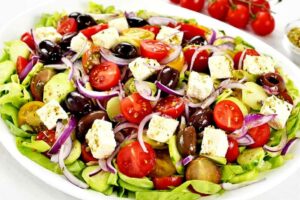 recepti smachnij korisnij salat z fetoyu ta olivkami 682fc3fff10f7 Рецепти: Смачний корисний салат з фетою та оливками