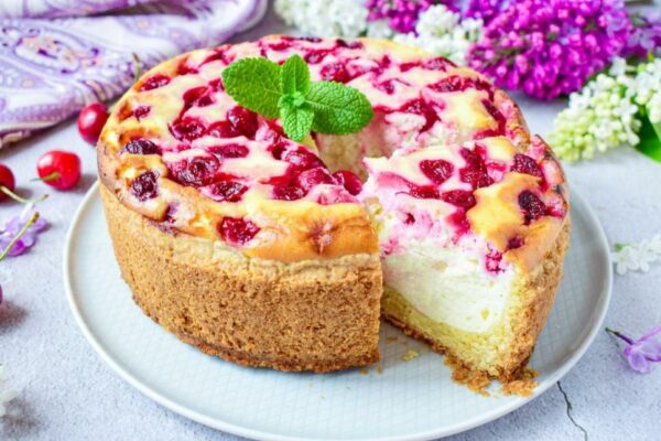 recepti smachnij pisochnij pirig iz sirom ta vishnyami 682689761a1f9 Рецепти: Смачний пісочний пиріг із сиром та вишнями