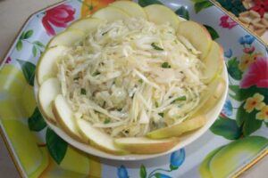 recepti smachnij pozhivnij salat z kapustoyu i yablukami 6814147479112 Рецепти: Смачний поживний салат з капустою і яблуками