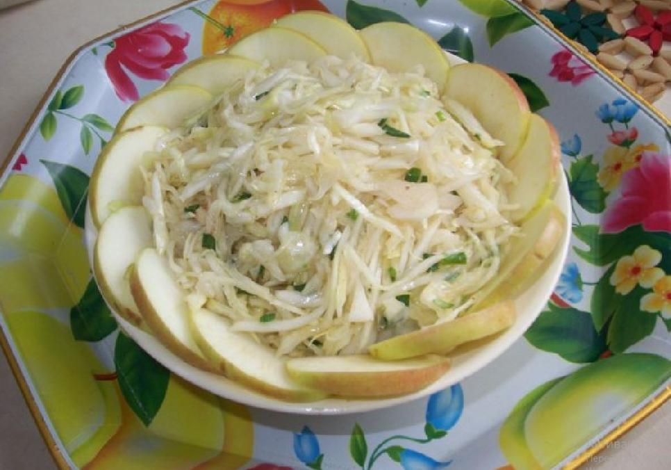 recepti smachnij pozhivnij salat z kapustoyu i yablukami 6814147479112 Рецепти: Смачний поживний салат з капустою і яблуками